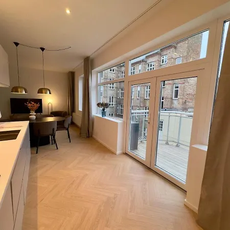 Apartment Newly Renovated 2br With Large Balcony *