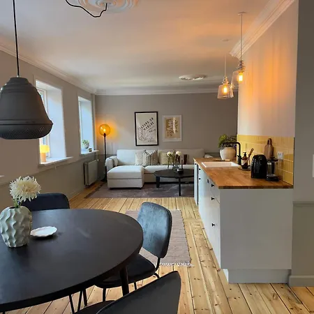 Upscale 3br