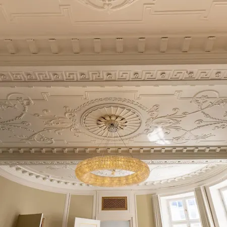 Royal And Luxurious Manor Apartment *