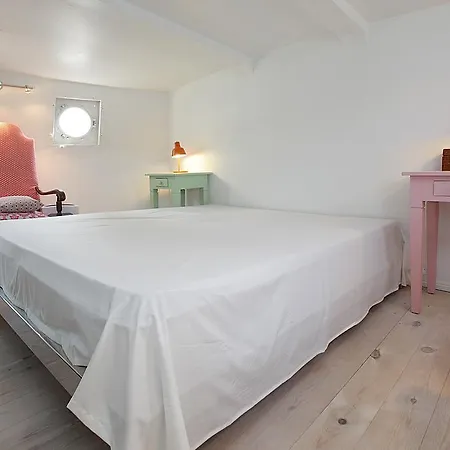 Bådhotel Houseboat 3*