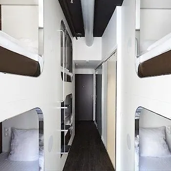 Albergue Steel House *