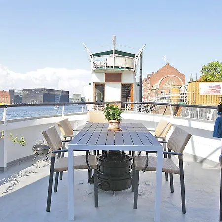 Houseboat 3*