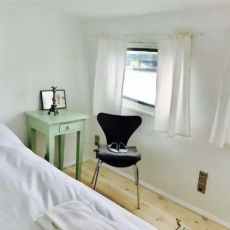 Houseboat 3* København