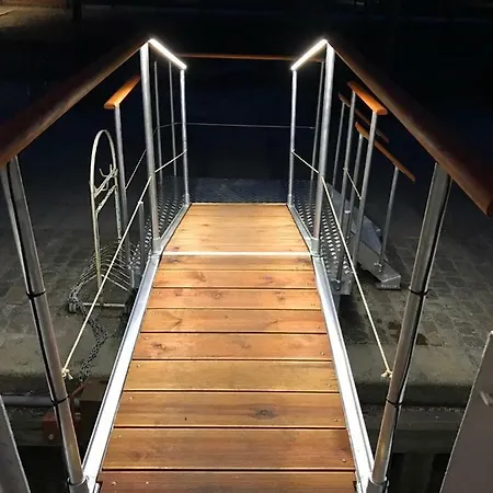 Houseboat 3*