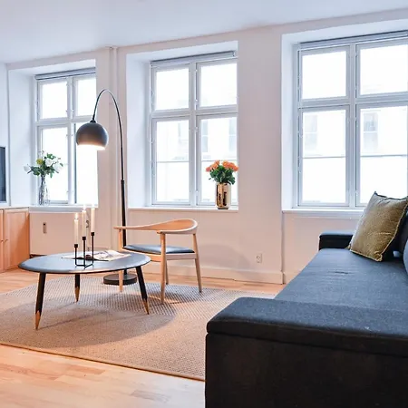 Sanders Tower - Cozy Two-bedroom In Charming Apartment *