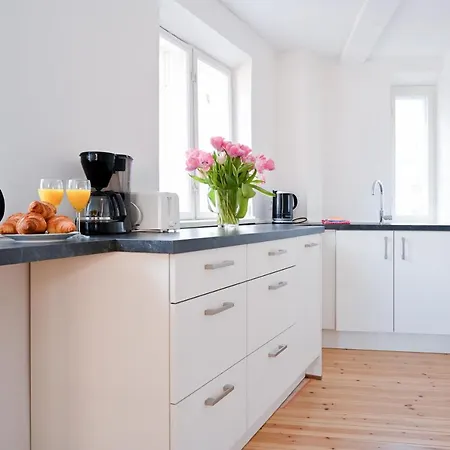 Sanders Penny - Lovely Two-bedroom In The Middle Of Action Apartment *
