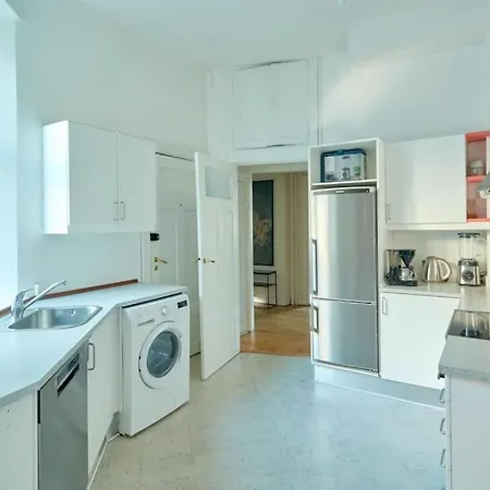 Moderen And Sleek 3br With Bath By The Lakes And Metro Copenaghen