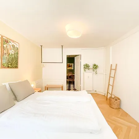 Large With 4 Bedrooms In Appartement Copenhague