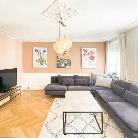 Large With 4 Bedrooms In Appartement