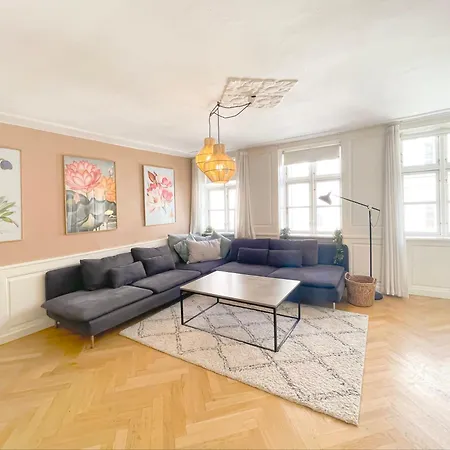 Large With 4 Bedrooms In Appartement Copenhague