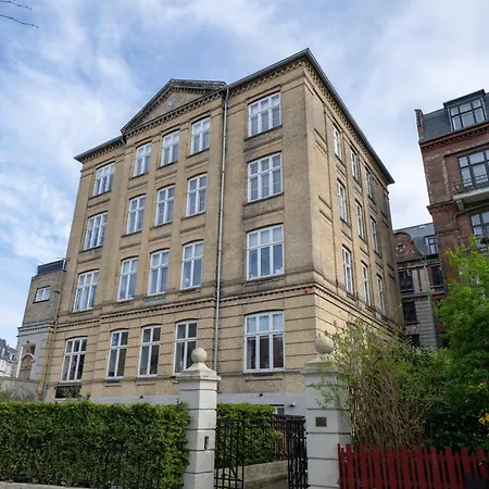 Unique 3 Bedroom In Vibrant Frederiksberg Daire