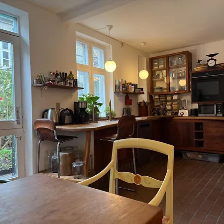 Cozy Chambers With Sunny Garden Apartment *