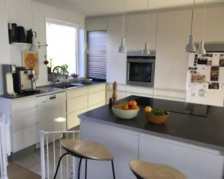 Family House With 3 Bedrooms, Garden & Free Parking *