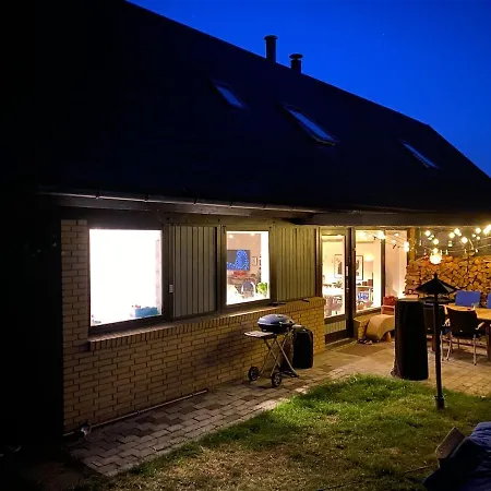 Villa Family House With 3 Bedrooms, Garden & Free Parking *
