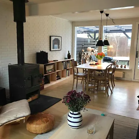 Family House With 3 Bedrooms, Garden & Free Parking