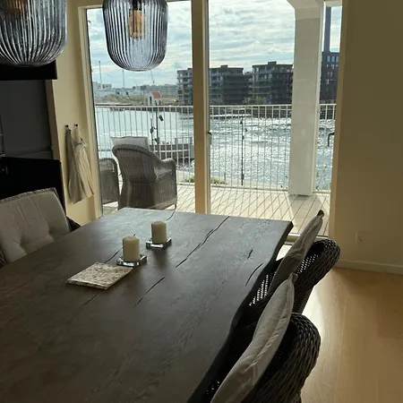 Laekker Med Vand Udsigt Pa Islands Brygge Kodaň