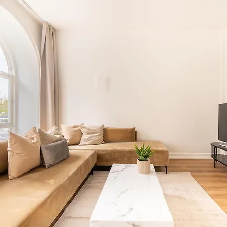 Sanders Noble - Fantastic 4-bdr In The Capital Apartment