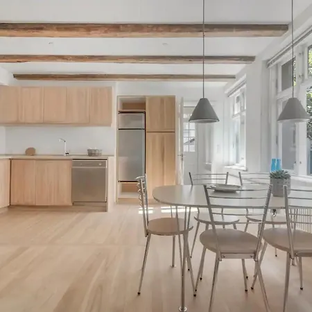 City With Cosy Backyard In Vibrant Area Apartmán *