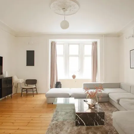 Large & Bright 3br W Whirlpool Near Metro Lejlighed København