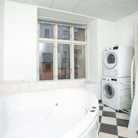 Large & Bright 3br W Whirlpool Near Metro Lejlighed