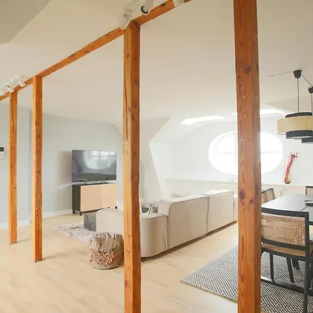 Unique 5 Bedroom W Exposed Beams In Apartmán