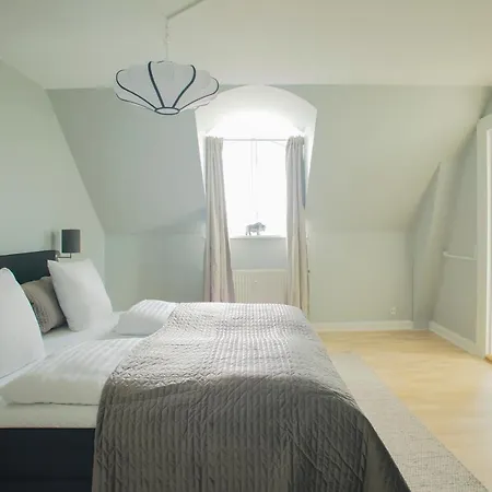 Unique 5 Bedroom W Exposed Beams In