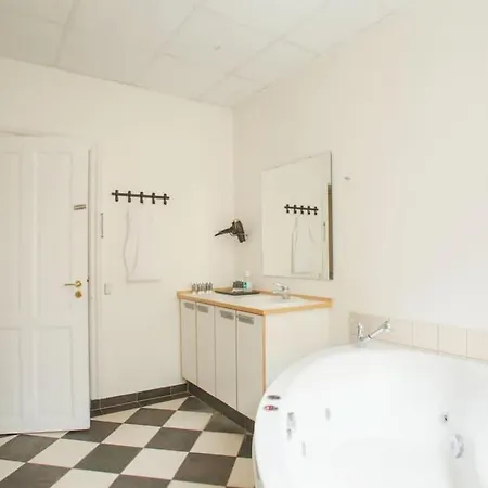 Lejlighed Large & Bright 3br W Whirlpool Near Metro *