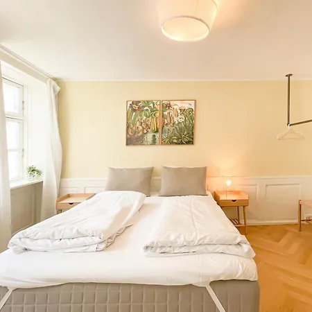 Large With 4 Bedrooms In דירה