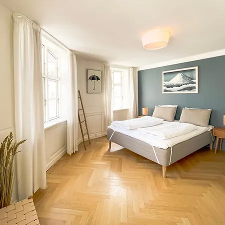 Large With 4 Bedrooms In דירה *
