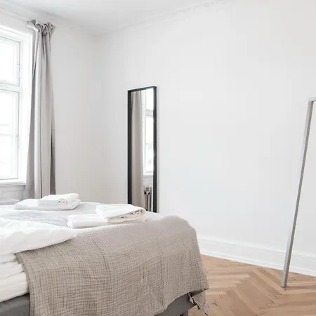 아파트 Beautiful And Bright 2-bed With Private Balcony