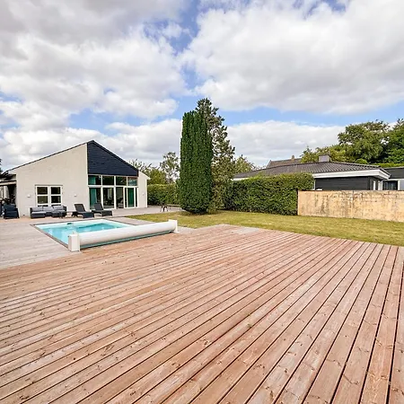 Luxury 300 Square Meter With Pool Βίλα *