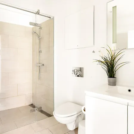 Sanders Leaves - Pleasant Four-bedroom In Downtown דירה *