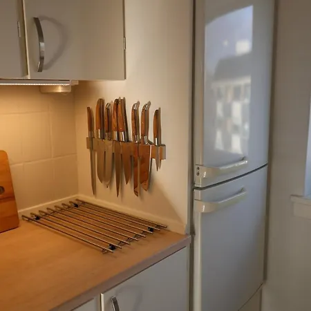 Cosy Near City, Beach, Metro & Airport Apartmán *