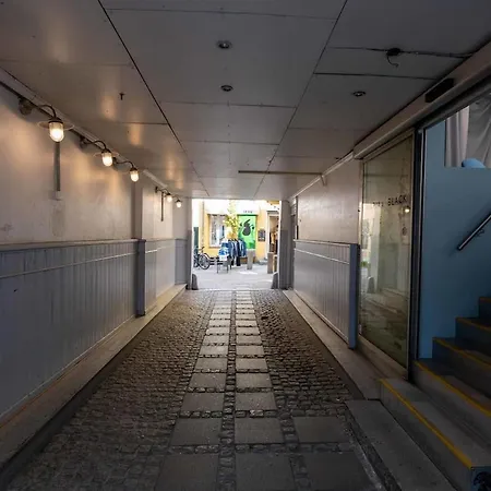 10 Person In The Heart Of Apartament