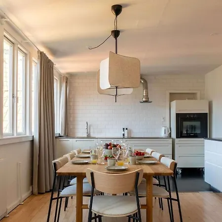 10 Person In The Heart Of Apartament *