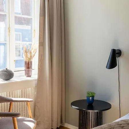 10 Person In The Heart Of Apartament