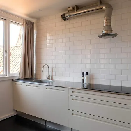10 Person In The Heart Of Apartament