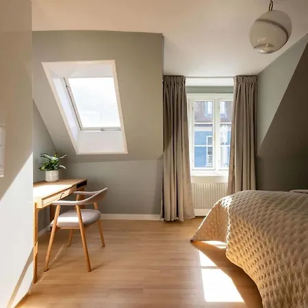 10 Person In The Heart Of Apartament *