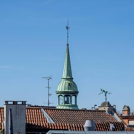 10 Person In The Heart Of Apartament