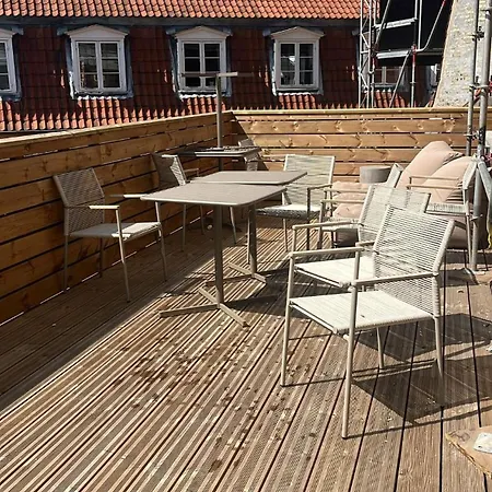 10 Person In The Heart Of Apartament